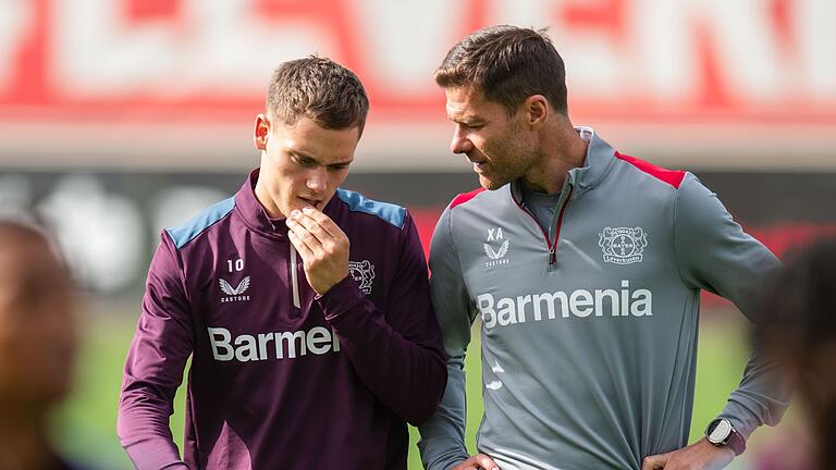 Florian Wirtz (l) und Xabi Alonso       -  Sollen beide in Leverkusen bleiben: Florian Wirtz und Xabi Alonso.
