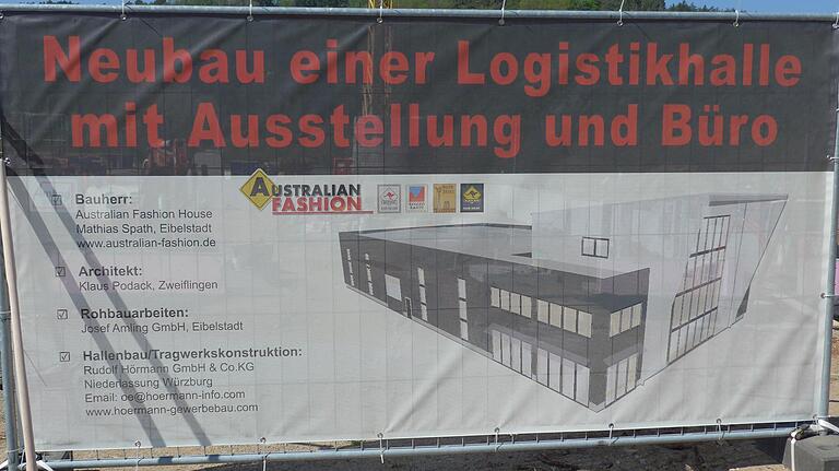 Architektonisches Plus: Der eingeschobene, erhöhte Bürotrakt soll der anthrazitfarbenen Logistikhalle einen optischen Reiz geben. Architektonisches Plus: Der eingeschobene, erhöhte Bürotrakt soll der anthrazitfarbenen Logistikhalle einen optischen Reiz geben.