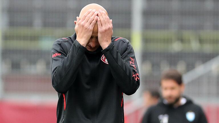 Auch der Ralf Santelli konnte als vierter Kickers-Trainer der Saison den Abstieg nicht verhindern.