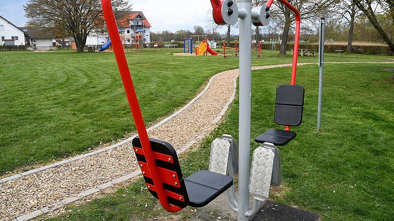 Ein beliebter Stopp ist der Mehrgenerationen-Spielplatz in Burglauer. Während sich die jungen „Biker“ an ihrem Spielgerät so richtig austoben können, finden Erwachsene im neuen Bewegungsparcours einen gesundheitsfördernden „Kick“.  Und das, während die E-Bikes direkt vor Ort neu geladen werden können.