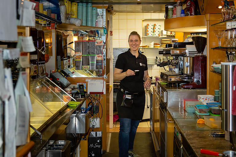 Rebecca Tierno hinter der Theke in ihrem Eis Café Dolomiti in Hofheim. Dort gibt es rund 20 Eissorten im Wechsel.