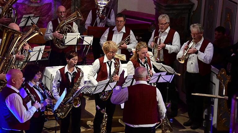 Mit voller Leidenschaft begeisterte die Musikkapelle Ilmspan bei ihrem Auftritt beim Adventskonzert der Vereine in der Kirche St. Laurentius.