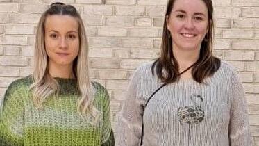 Die Klassenlehrerinnen der dritten Klassen, Christine Schwab (links) und Franziska Kippes mit einem Teil des Pausenfrühstück-Angebots.