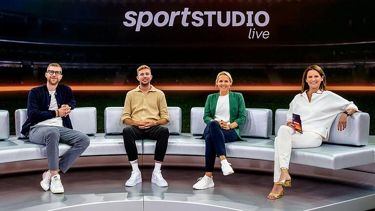 Friederike 'Fritzy' Kromp (Zweite von rechts) ist bei der Fußball-EM 2024 als TV-Expertin fürs ZDF mit (von links) Per Mertesacker und Christoph Kramer im Einsatz. Rechts Moderatorin Katrin Müller-Hohenstein.