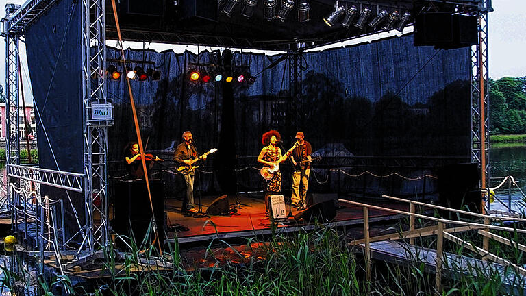 Mainbühnen-Premiere mit Addys Mercedes       -  (maw)   Mit gut zweiwöchiger, hochwasserbedingter Verspätung konnte die Mainbühne an der Gutermannpromenade nun endlich am Donnerstag mit der Band der kubanischen Sängerin und Songwriterin Addys Mercedes Premiere feiern. Und bis auf einen kleinen Moment des Tröpfelns, in dem sich das Publikum kurz die blauen, vom Veranstalter gestellten Regencapes überzog, blieb der Abend warm und trocken. In Addys Mercedes' Liveprogramm &bdquo;En casa de Addys&ldquo; verbindet sich kubanischer Indiepop mit traditionellen Guajiras und Balladen. Ausführlicher Bericht folgt.