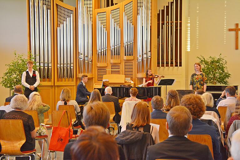 „Sag beim Abschied leise Servus…“ sangen Schülerinnen und Schüler der Berufsfachschule für Musik Bad Königshofen zum Abschied von Schulleiter Ernst Oestreicher und Michael Lörcher, Dozent für das Hauptfach Klavier. „Sag beim Abschied leise Servus…“ sangen Schülerinnen und Schüler der Berufsfachschule für Musik Bad Königshofen zum Abschied von Schulleiter Ernst Oestreicher und Michael Lörcher, Dozent für das Hauptfach Klavier.