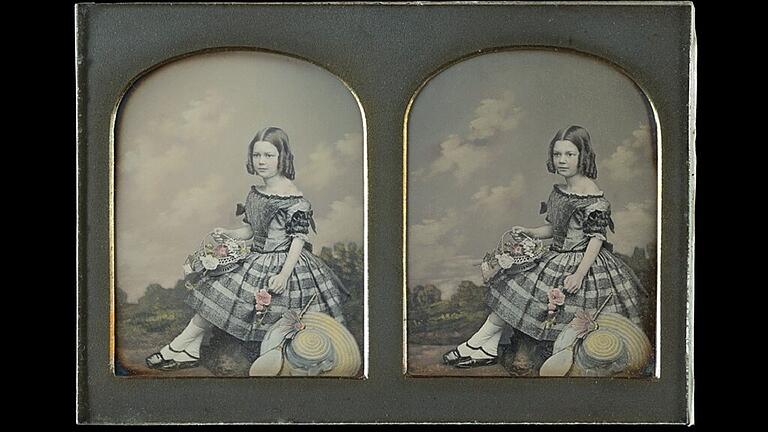 William Edward Kilburn: Mädchen mit Blumen und Federball, London, um 1850, kolorierte Stereo-Daguerreotypie ist derzeit im Museum Georg Schäfer zu betrachten.