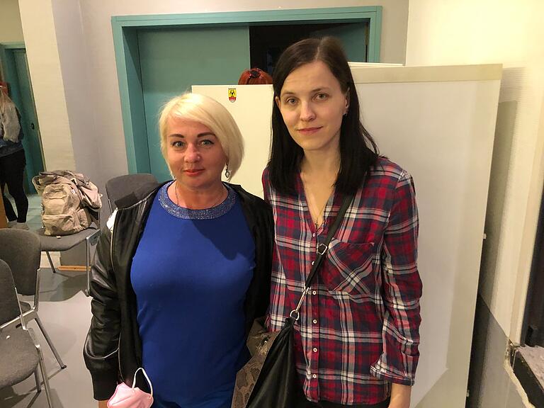Katharina, die Friseurin aus Kiew (links), und Dolmetscherin Anna Bohach, die normalerweise in einer Schule in Kiew unterrichtet. Katharina, die Friseurin aus Kiew (links), und Dolmetscherin Anna Bohach, die normalerweise in einer Schule in Kiew unterrichtet.