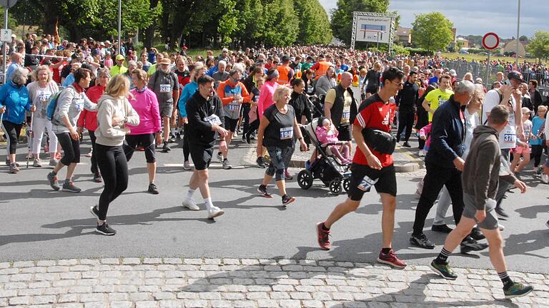 Rund 3800 Läuferinnen und Läufer gaben beim Start des Bonuslaufs in Kitzingen ein imposantes Bild ab. Rund 3800 Läuferinnen und Läufer gaben beim Start des Bonuslaufs in Kitzingen ein imposantes Bild ab.