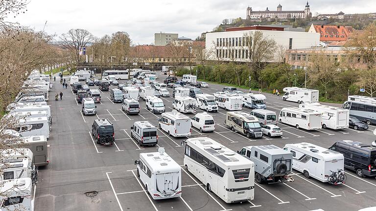 Wohnmobilstellplatz in Würzburg an der Friedensbrücke mit Blick auf die Festung Marienberg (Archivbild von 2022).