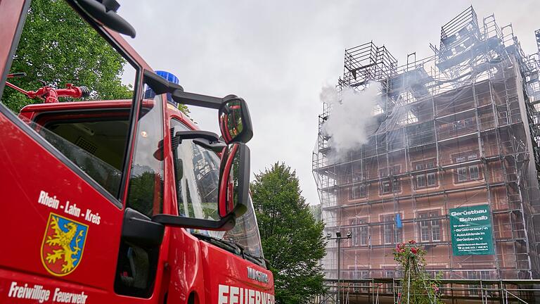 Feuer in Bad Ems       -  Seit dem frühen Morgen sind die Feuerwehrkräfte an dem historischen Gebäude im Einsatz.