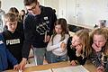 „Veröffentlichen oder nicht?“ - Ein Schüler aus der 11. Jahrgangsstufe diskutiert mit jüngeren Schülerinnen und Schülern aktuelle Fallbeispiele.