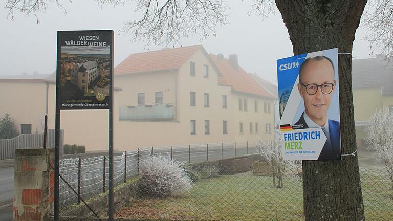 Hier wurde korrekt plakatiert. In Oberschwarzach hängt Wahlwerbung der CSU im Umfeld der Willkommenstafel (links im Hintergrund) an einem Baum. Hier wurde korrekt plakatiert. In Oberschwarzach hängt Wahlwerbung der CSU im Umfeld der Willkommenstafel (links im Hintergrund) an einem Baum.