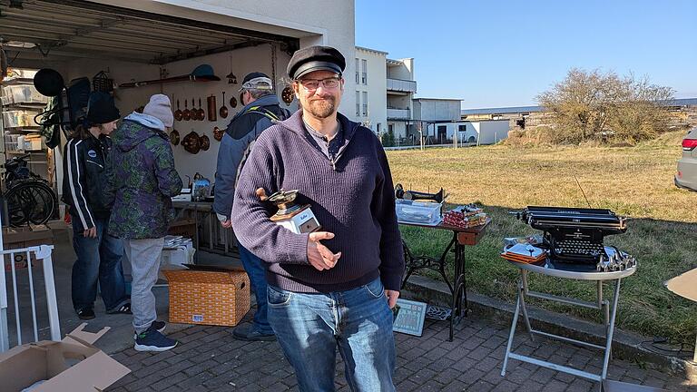 Thomas Burger hat schon länger nach einer Kaffeemühle gesucht und auf dem Flohmarkt in Unterspiesheim eine gefunden. Er konnte den Preis auf zwölf Euro runterhandeln. Thomas Burger hat schon länger nach einer Kaffeemühle gesucht und auf dem Flohmarkt in Unterspiesheim eine gefunden. Er konnte den Preis auf zwölf Euro runterhandeln.