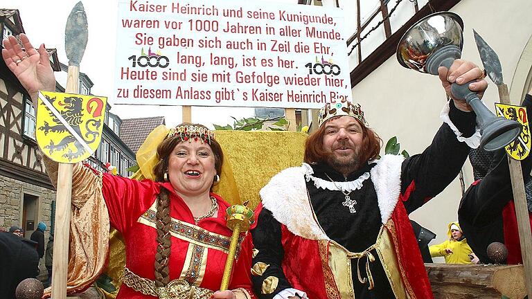 Kaiser Heinrich (Karlheinz Große) und seine Kunigunde (Manuela Eisenacher). Welche ein Glanz in der Fachwerkstadt Zeil.