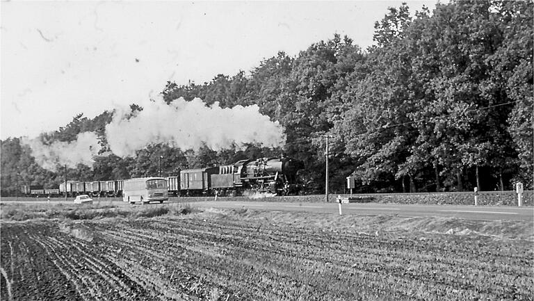 Ein Bild aus der aktiven Zeit der Steigerwaldbahn: Regelmäßig fuhr ein Güterzug von Etwashausen nach Schweinfurt.