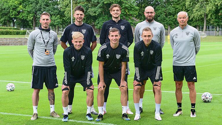 Die bisherigen fünf Neuzugänge des FC 05 Schweinfurt präsentieren sich beim Trainingsauftakt mit dem Trainerteam.&nbsp;Hinten von links: Trainer Tobias Strobl, Nico Stephan, Bennet Schmidt, Co-Trainer Jan Gernlein, Torwarttrainer Norbert Kleider; vorne:&nbsp;Marco Zietsch, Tim Kraus und Jannik Schuster.