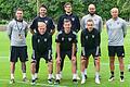 Die bisherigen fünf Neuzugänge des FC 05 Schweinfurt präsentieren sich beim Trainingsauftakt mit dem Trainerteam.&nbsp;Hinten von links: Trainer Tobias Strobl, Nico Stephan, Bennet Schmidt, Co-Trainer Jan Gernlein, Torwarttrainer Norbert Kleider; vorne:&nbsp;Marco Zietsch, Tim Kraus und Jannik Schuster.