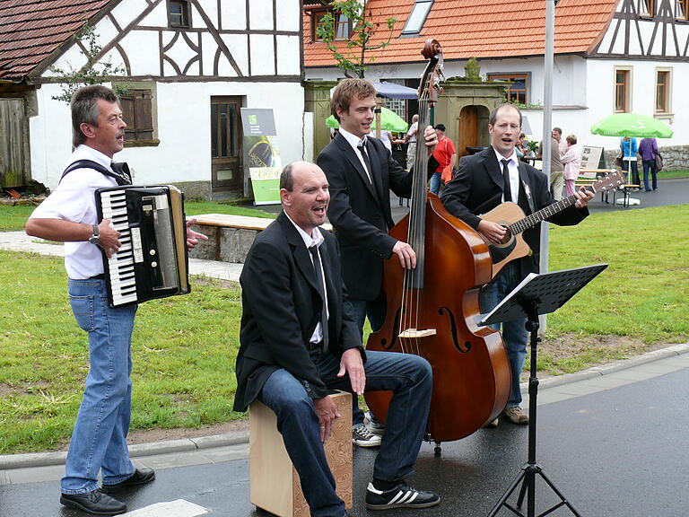 Die Band 'Forever' mit Manfred Langhojer, Klaus Wunderlich, Daniel Ehresmann und Michael Seufert beim Mainbogentag 2010 in Grettstadt.