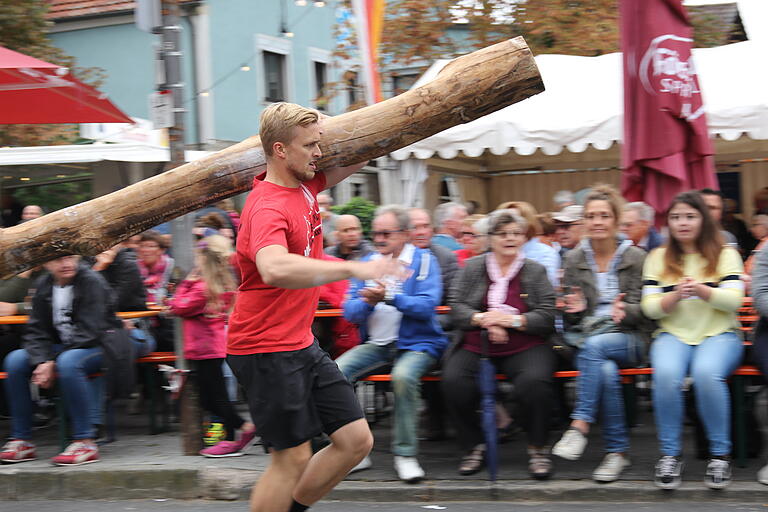 Flott unterwegs: Felix Leopold mit dem 50 Kilogramm schweren Baumstamm. Foto: Traudl Baumeister