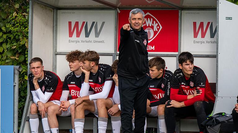 Claudiu Bozesan (Mitte) wird in Kürze zum letzten Mal die U 19 des FC Würzburger Kickers coachen.