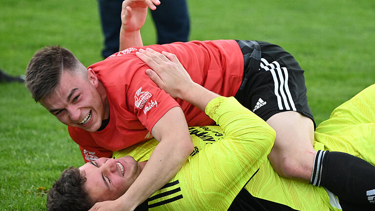 Großer Jubel beim SV Rödelmaier, der dank eines Treffers in der Schlussminute das Toto-Pokal-Endspiel gegen den TSV Münnerstadt mit 2:1 gewinnt.