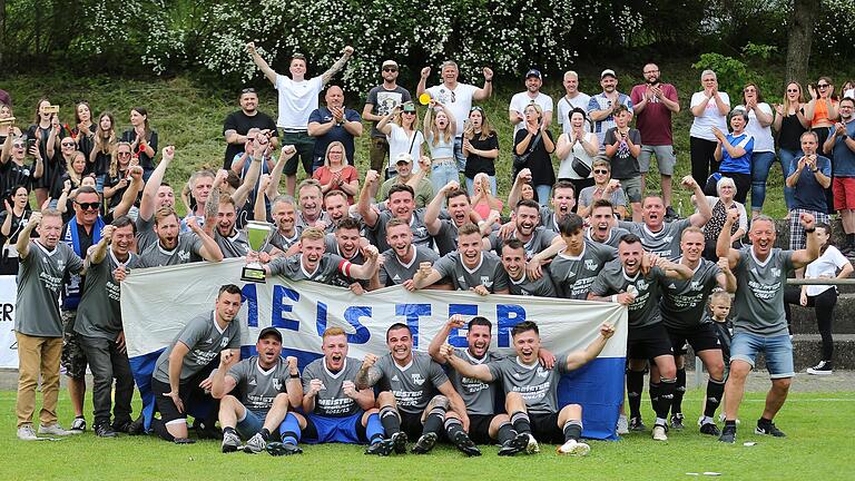 So sehen Sieger aus: Ausgelassen feierte die SG TSV Knetzgau/DJK Oberschwappach mit ihren Fans die Meisterschaft in der Kreisliga Schweinfurt 2.