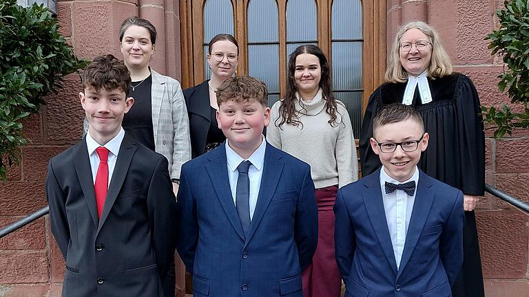 Auf dem Foto (hinten links nach vorne rechts): Religionspädagogin Hannah Scheurich, Milena Wolf, Helena Roth, Pfarrerin Marina Rauh, Anton Follmer, Levi Hauber, Kilian Fünkner.