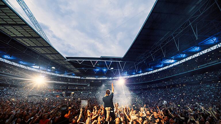 Live-Album von Blur: Der Triumph von Wembley       -  Sänger Damon Albarn von der Band Blur beim Auftritt im Wembley-Stadion.