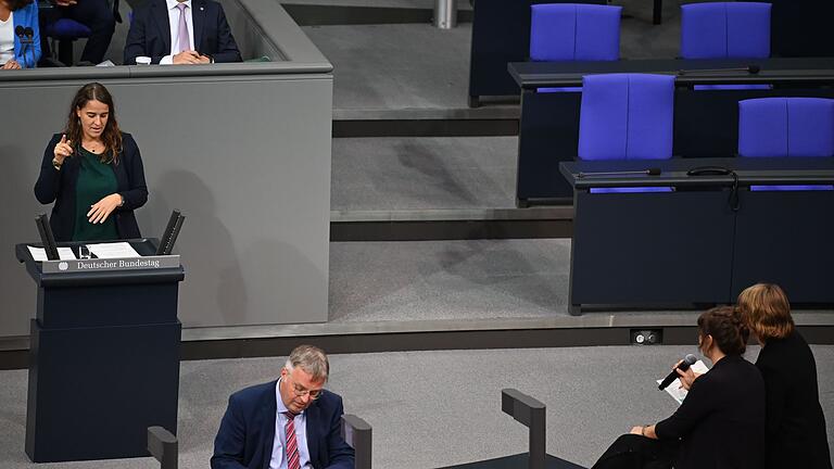 Bundestag       -  Die gehörlose Bundestagsabgeordnete Heike Heubach (SPD) wird während ihrer ersten Rede von einer Dolmetscherin in gesprochene Sprache übersetzt.