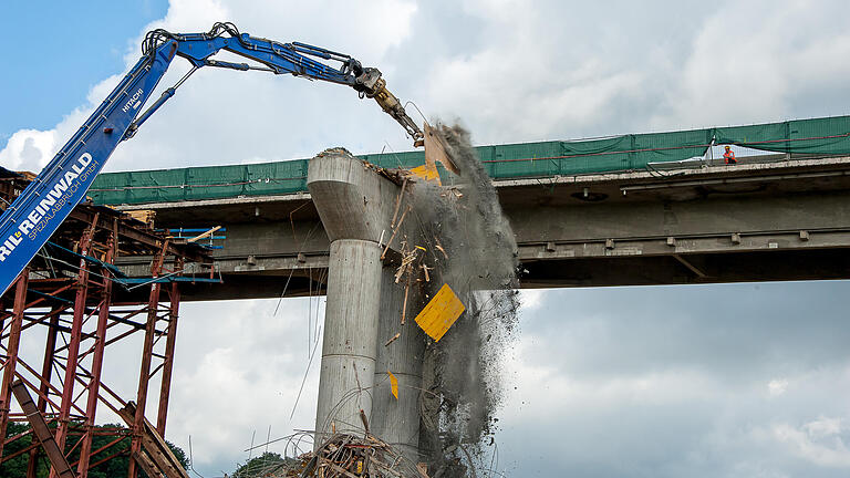 Die Unglückstelle an der eingestürzten A7-Brücke bei Schraudenbach (Lkr. Schweinfurt) wird gesichert, damit die Aufräumarbeiten unter Aufsicht der Gutachterin beginnen können.