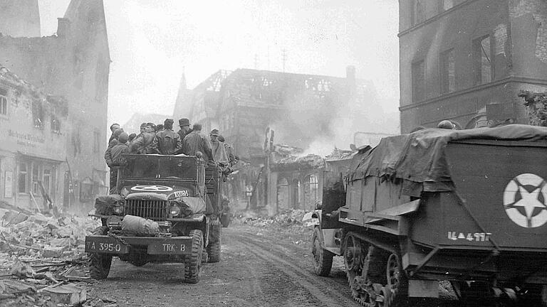 Würzburg im April 1945: Würzburger Zivilisten, bislang in Bunkern untergebracht, werden von US-Militärlastern in Notunterkünfte verfrachtet. Würzburg im April 1945: Würzburger Zivilisten, bislang in Bunkern untergebracht, werden von US-Militärlastern in Notunterkünfte verfrachtet.