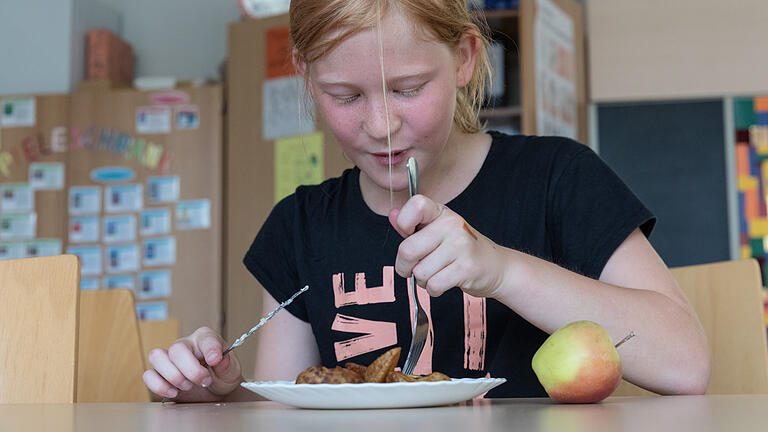 In 80 Prozent der Kitas und Schulen in Unterfranken wird mittlerweile ein warmes Mittagessen angeboten. Im Bild: Tara John (10).