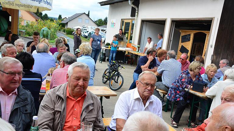 Das CSU-Sommerfest war Anziehungspunkt für die Nüdlinger. Im Bild unter anderem Ehrenbürger Oskar Hein (links) und der ehemalige 2. Bürgermeister Egid Thomas (3.v.l.). Arthur Stollberger       -  Das CSU-Sommerfest war Anziehungspunkt für die Nüdlinger. Im Bild unter anderem Ehrenbürger Oskar Hein (links) und der ehemalige 2. Bürgermeister Egid Thomas (3.v.l.). Arthur Stollberger