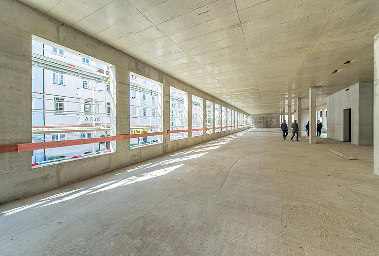 Die großzügige Gestaltung des Rohbaus eröffnet alle Möglichkeiten für den Einbau von Gerichtsälen und Büros in Trockenbauweise. Da keine festen Mauern eingezogen sind, bleibt man flexibel, kann jederzeit Wände umstellen und je nach Bedarf Räume vergrößern oder verkleinern.&nbsp;&nbsp;