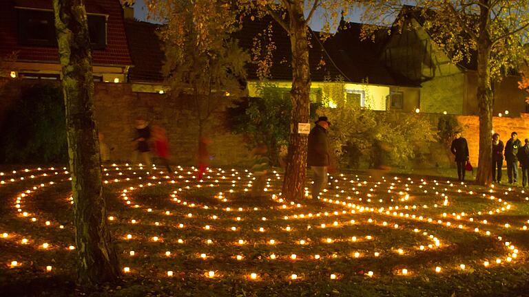 Ein wenig Ruhe vom Trubel der Erlebnisnacht bietet der Stadtpark mit seinem aus Kerzen gestalteten Labyrinth.