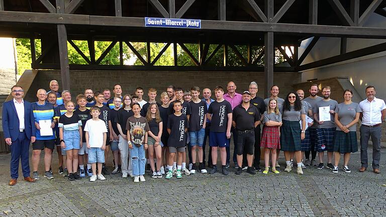 Alle geehrten Sportler Nüdlingens auf einem Bild: deutsche und bayerische Meisterschaften wurden errungen, Nele Schäfer startet sogar bei der WM der Hip Hop Tänzerinnen. Bürgermeister Harald Hofmann (links) und Stephan Schmitt, der dritte Bürgerme...       -  Alle geehrten Sportler Nüdlingens auf einem Bild: deutsche und bayerische Meisterschaften wurden errungen, Nele Schäfer startet sogar bei der WM der Hip Hop Tänzerinnen. Bürgermeister Harald Hofmann (links) und Stephan Schmitt, der dritte Bürgermeister, gratulierten.