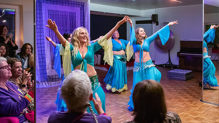Die Tanzgruppen 'Moona´s tanztraum Oriental' entzünden ein Feuerwerk an verschiedenen orientalischen Tänzen im Caleidoskop in der Rosengasse. Rund 30 Künstler bieten über 40 Programmpunkte bei der 'Nacht der Kultur' am Samstag 30.09.23 in Schweinfurt rund um die Johanniskirche am Martin-Luther-Platz.