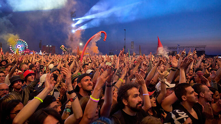 411851944.jpg       -  2024 gibt es wieder 'Rock am Ring'. Auch im Live-Stream!  Hier kommen alle Infos rund um Übertragung und Sendetermine.