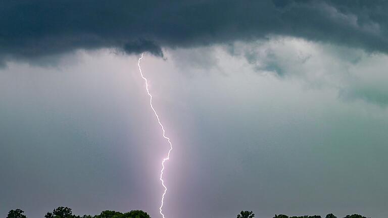 Gewitter.jpeg - Auch am Donnerstag musste die Feuerwehr in Bayern wegen Unwettern zu zahlreichen Einsätzen ausrücken. Gewitter.jpeg - Auch am Donnerstag musste die Feuerwehr in Bayern wegen Unwettern zu zahlreichen Einsätzen ausrücken.