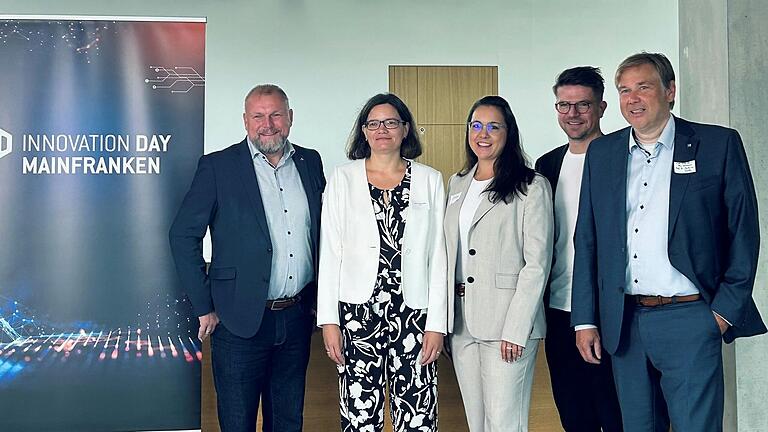 Der jährlich stattfindende Innovation Day soll den Austausch zwischen Forschung und Praxis stärken (von links): Landrat Thomas Eberth (Vorsitzender der Region Mainfranken GmbH), Professorin Kristin Weber (Vizepräsidentin für Digitalisierung THWS), Bettina Gardenne (Geschäftsführerin der Region Mainfranken GmbH), Lukas Kagerbauer (stellvertretender Hauptgeschäftsführer IHK Würzburg-Schweinfurt) und Professor Matthias Bode (Vizepräsident für Innovation und Wissenstransfer der JMU).