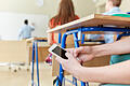 Handyverbot an Schulen?       -  Medienpädagoge Lambert Zumbrägel steht einem Handyverbot an Schulen kritisch gegenüber.