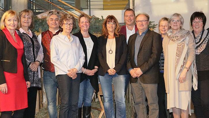 Schulamtsdirektorin Gabriele Freiberg (Vierte von links), Schulamtsdirektor Roland Hoch (Zweiter von rechts) und Schulrätin Cornelia Krodel (Dritte von links) ehrten in der Gochsheimer Schulaula die Dienstjubilare des Landkreises im Rahmen der Adventsfeier.