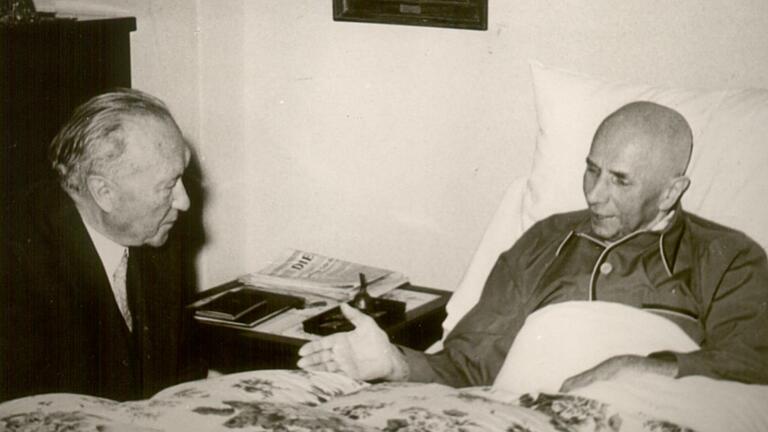 Bundeskanzler Konrad Adenauer am Sterbebett von Jakob Kaiser im Jahr 1961.