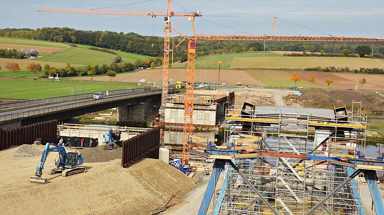 Bevor die alte Mainbrücke abgerissen werden kann, entsteht parallel dazu eine Behelfsbrücke für die Zeit der Bauarbeiten.