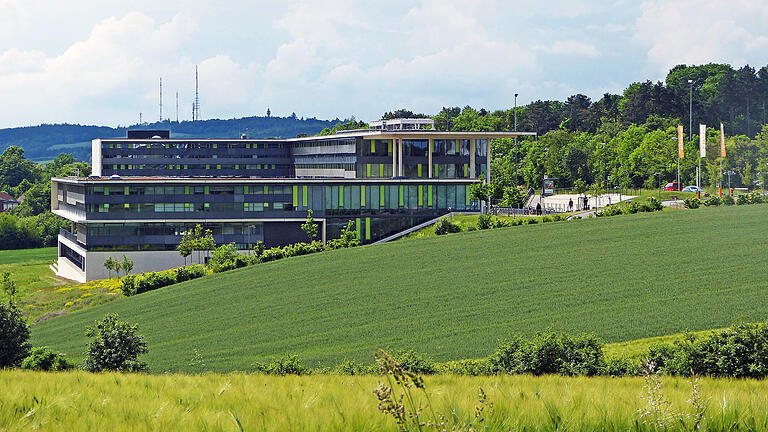 Seit dem 1. Oktober 2011 finden am Sanderheinrichsleitenweg 20 Vorlesungen der Fakultäten Informatik und Wirtschaftsinformatik sowie Gestaltung statt.