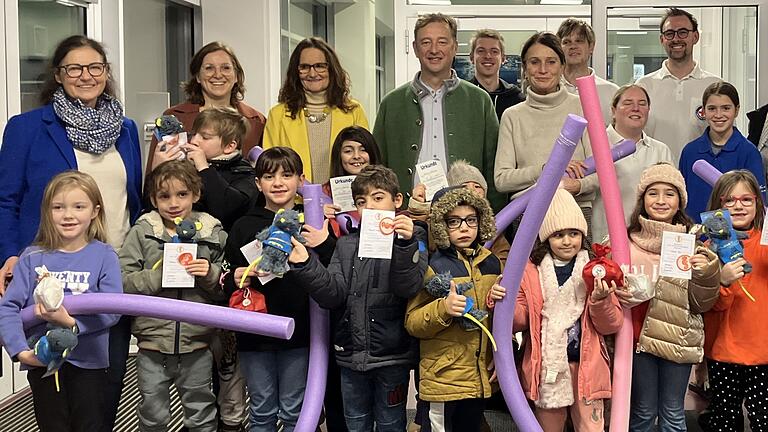 Derzeit fördert 'Stadt für Kinder' im Nordbad in der Lindleinsmühle Schwimmkurse für Kinder (von links):&nbsp;Barbara Lehrieder, Heike Hergenröther, Christiane Kerner, Wolfgang Roth, Barbara Meyer, Sonja Knöchel mit ihrem Team der Wasserwacht.