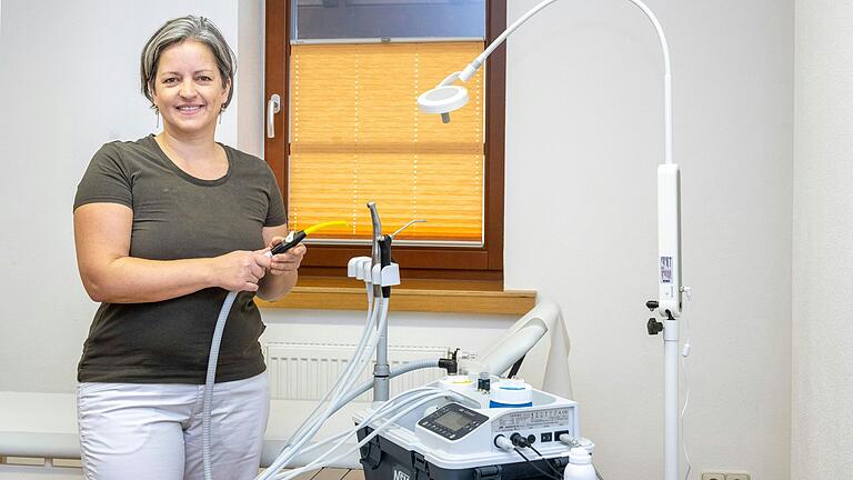 Sonja Porch, zahnmedizinische Fachangestellte der Praxis Dr. Karola Weinreich, bei einem Besuch des 'Zahnmobils' im Oktober 2023 in Bastheim. Die Testphase des Projekts lief Ende Januar 2024 aus. Sonja Porch, zahnmedizinische Fachangestellte der Praxis Dr. Karola Weinreich, bei einem Besuch des 'Zahnmobils' im Oktober 2023 in Bastheim. Die Testphase des Projekts lief Ende Januar 2024 aus.