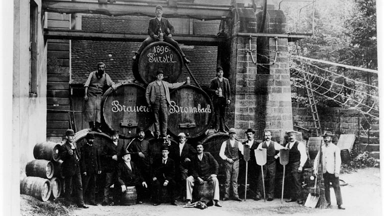 Die Mitarbeiter der Fürstlichen Brauerei Bronnbach im Jahr 1896.