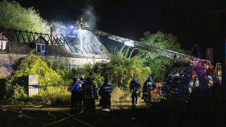 Am Mittwochabend kam es zu einem Großeinsatz der Feuerwehren in einem verlassenen Bauerhof zwischen Eibelstadt und Ochsenfurt (Lkr. Würzburg). Am Mittwochabend kam es zu einem Großeinsatz der Feuerwehren in einem verlassenen Bauerhof zwischen Eibelstadt und Ochsenfurt (Lkr. Würzburg).